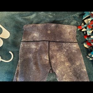 Grey pattern Lululemon leggings!
